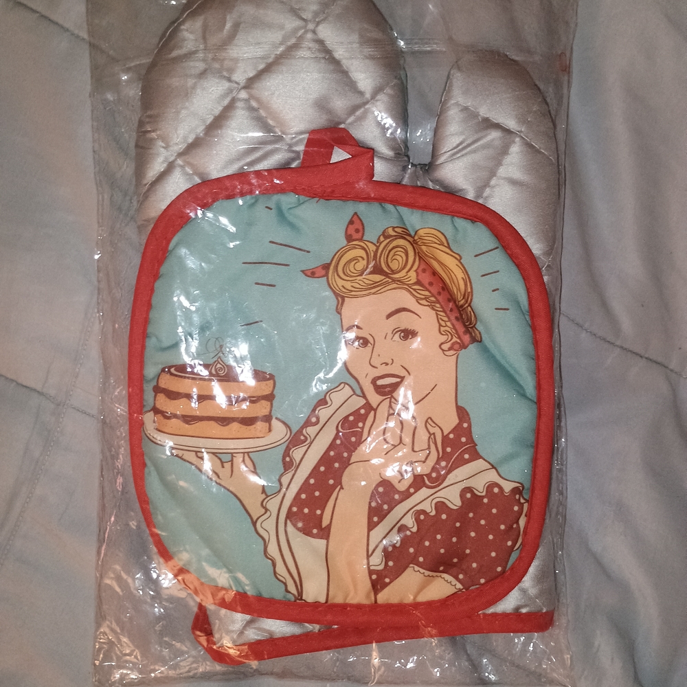 Pin-up Girl 1940's/50's Style Oven Mitt & Pot Holder Vintage Print